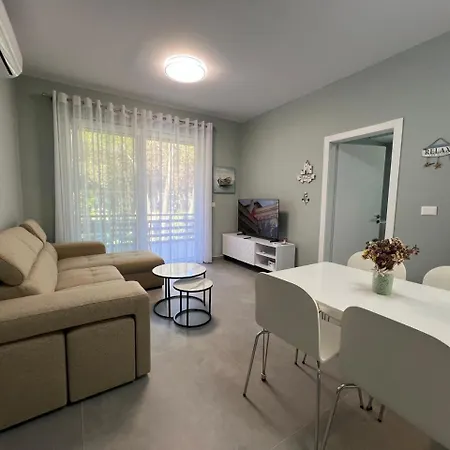 Sea Breeze Apartment, Qerret Apartment Golem (Tirana)